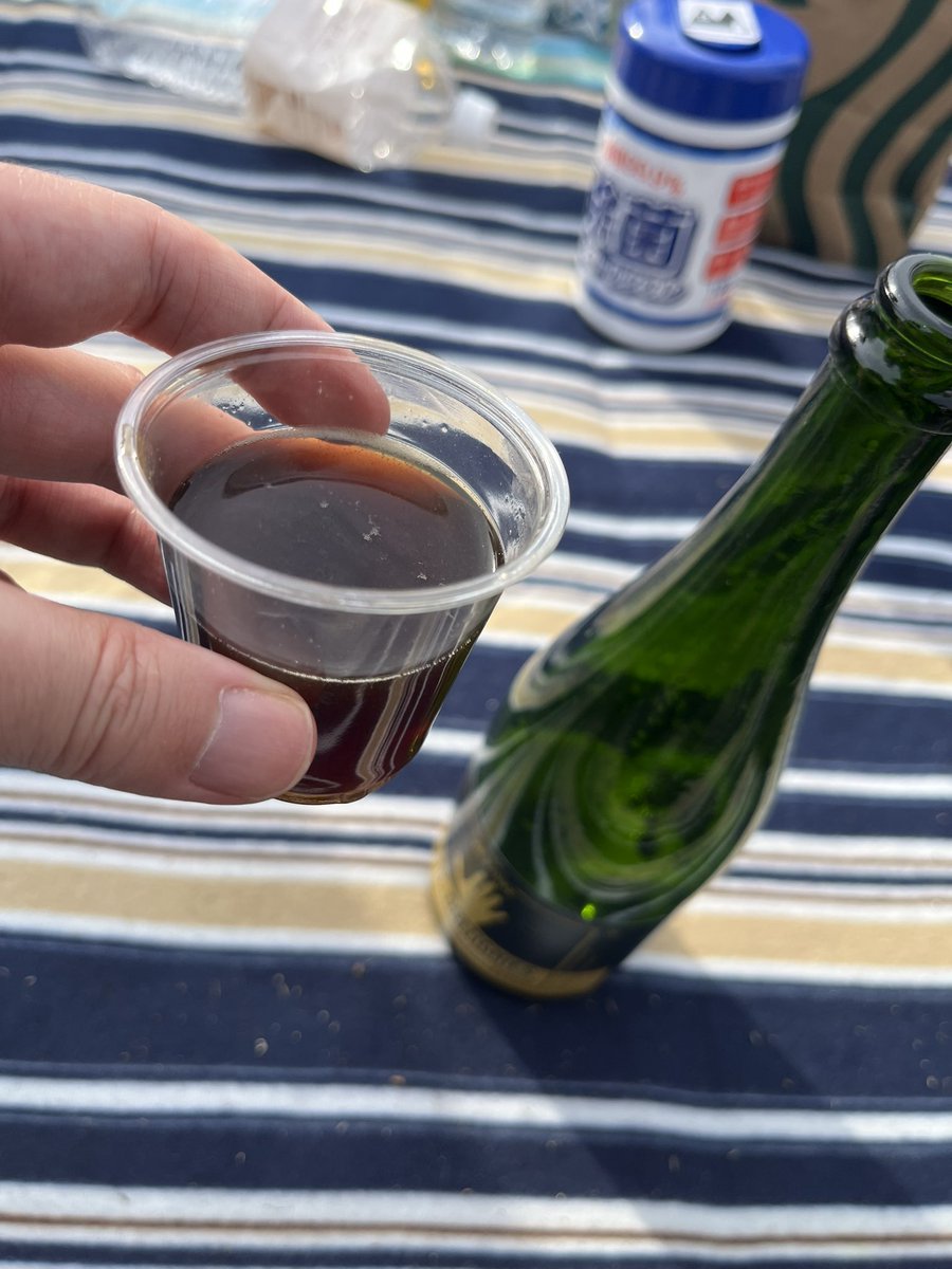 beer_telling's tweet photo. ベルギービールから #DeRanke のNoir De Dottignies。紙でラッピングされてたの、どっか行っちゃった。可愛かったのに。
スタイルはベルジャンストロングダークエール。モルトの甘味、ちょい焦げの香ばしさ、ゆったりしたビターな余韻。味わいが厚くて良い締めになるやつ。
#クラフトビール https://t.co/f5M0xUAGjV