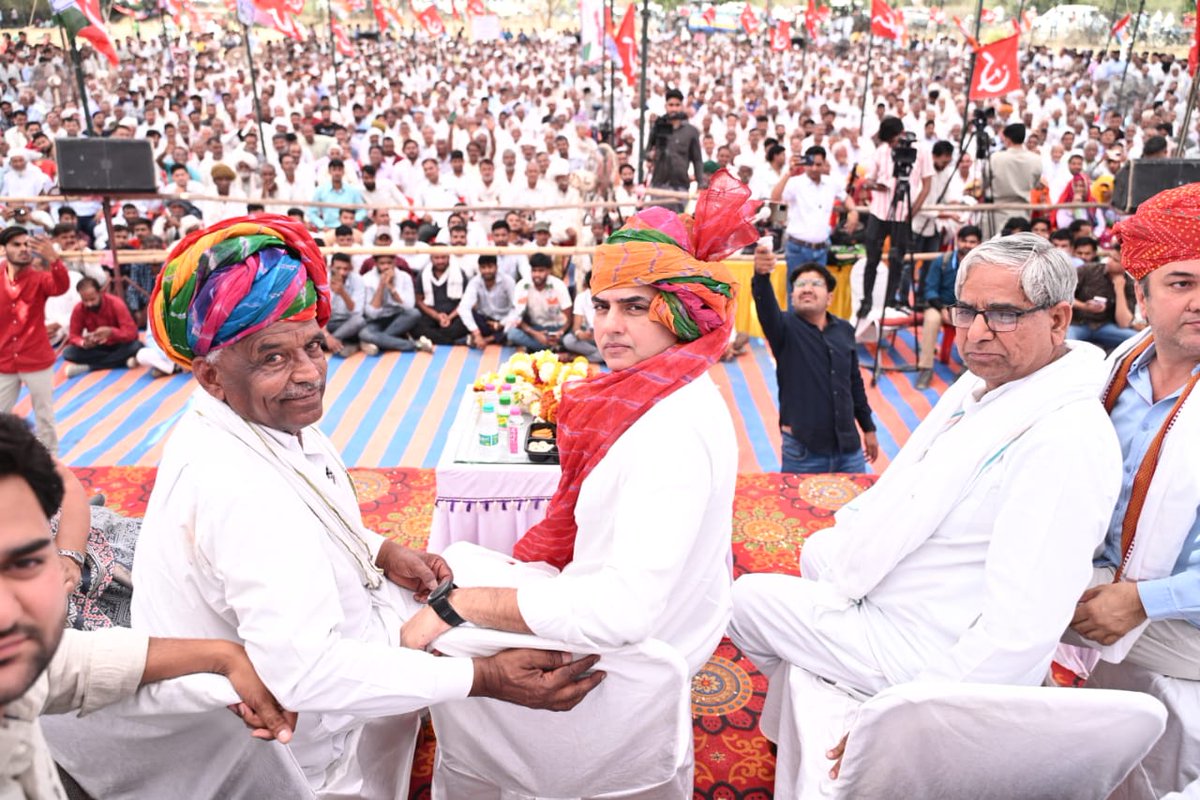 RajeshNokhwal31's tweet photo. सीकर लोकसभा क्षैत्र इंडिया गठबंधन से माकपा उम्मीदवार @comredamraram के समर्थन में आवाज बुलंद करती सीकर की आवाम।सस्ती शिक्षा,नौजवान को रोजगार,किसानों की फसलों के उचित दाम,महिला सुरक्षा,सस्ती बीजली जैसे तमाम अधिकार हासिल करने की मांग के साथ पुरा सीकर आज अमराराम के साथ आ चुका है। https://t.co/z8JLrqZWiJ