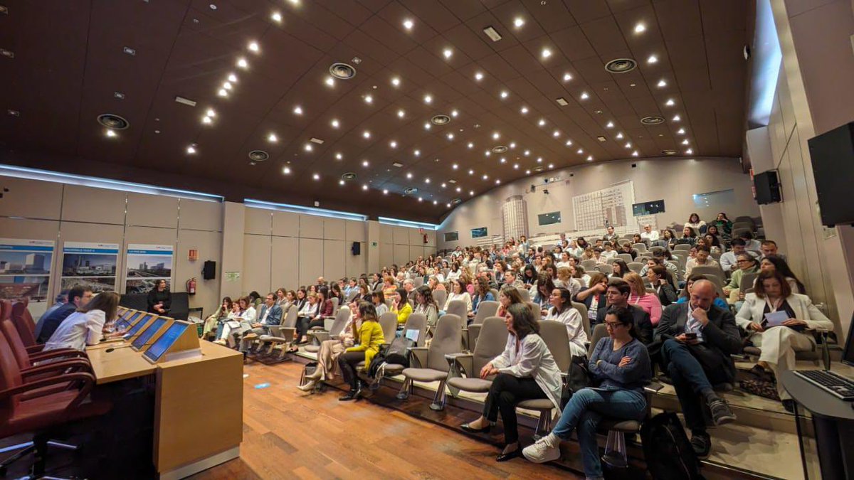 Hoy celebramos la VIII Jornada Multidisciplinar de Tumores Ginecológicos del Hospital La Paz. 
Es un auténtico placer ver el salón de actos casi lleno, y con unos ponentes espectaculares.
Todo gracias al esfuerzo e ilusión q todo el equipo ha puesto en ella.
