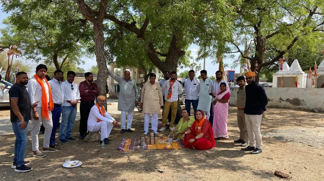 BjpMahimakumari's tweet photo. जनसंपर्क के दौरान अपनों के साथ "दोपहर का खाना" खाने का आनंद ही कुछ और है।

#AbkiBaar400Paar #EkBaarFirSeModiSarkar #rajsamand #मेरी_लोकसभा_मेरा_परिवार #mahimakumarimewar https://t.co/pPkXJNT0vV