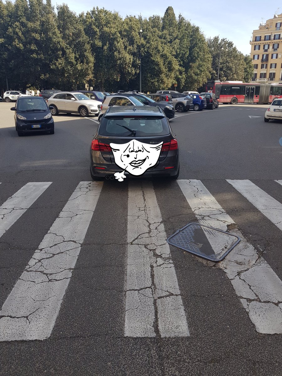 Piazza Mazzini via Brofferio parcheggio estremo coi vigili a 70 metri impegnati in un servizio molto importante. @Antincivili