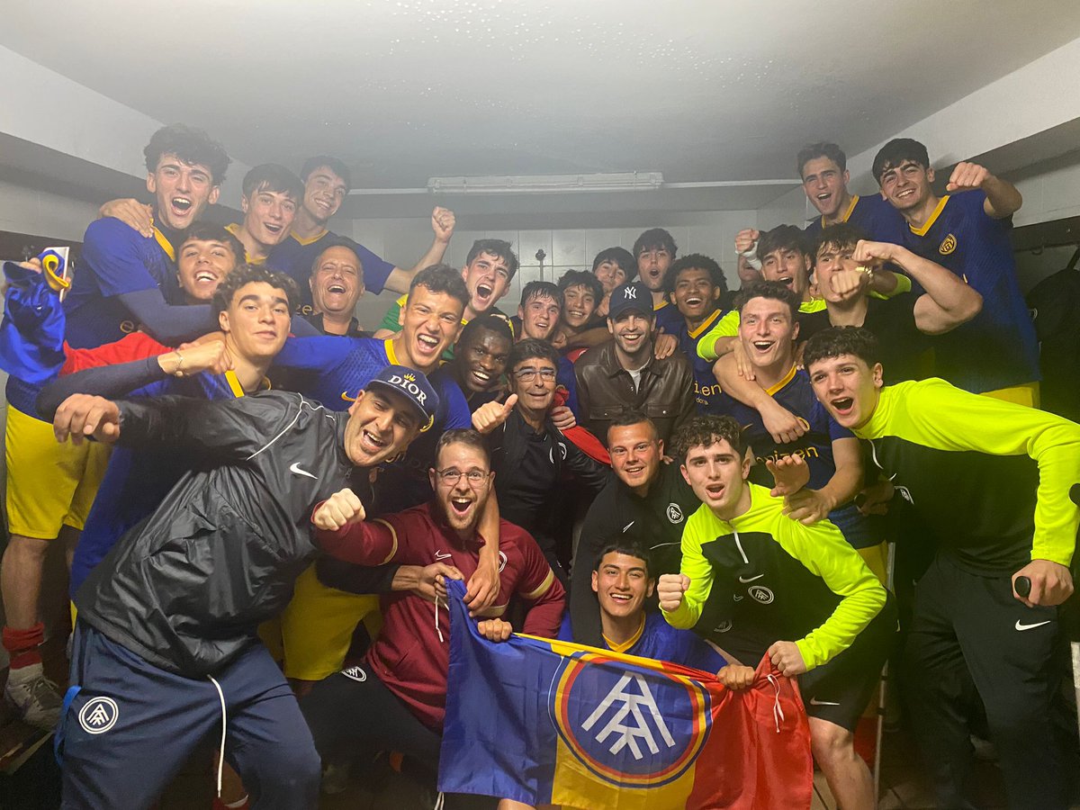 Super pique con los. Chavales locos  alegría un ascenso histórico verdad Óscar  i Roger un día de gloria bello ejemplo de Gerard Piqué el también fue juvenil. I de. Los buenos lo ganó todo así se hace patria con la base  el Andorra estará en la cúspide de la basesuerte campeones