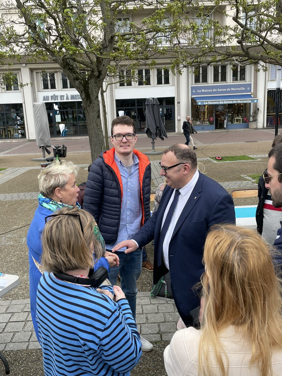 AgnesCarel76's tweet photo. 🔷 Ce samedi, avec Asperger Family, 
Avec EPA Helen Keller, La Main Tendue, des associations investies pour sensibiliser chacun de nous à l’#autisme. #JourneeMondialeDeLautisme
💎Plaisir de retrouver Romain, acceuilli lors du #DuoDay2023 et de le voir engagé lui aussi.  
🔵 Place Perret du LH Le Havre était bleue ! 
Ouvrir les yeux 👀
Comprendre, 
Inclure,
Aider,
Former les jeunes autistes,
Intégrer,
Il reste encore à faire pour que jeunes et moins jeunes #TSA aient une place dans notre société. 
@education_gouv @Travail_Gouv 
@Sante_Gouv 
@fadila_khattabi