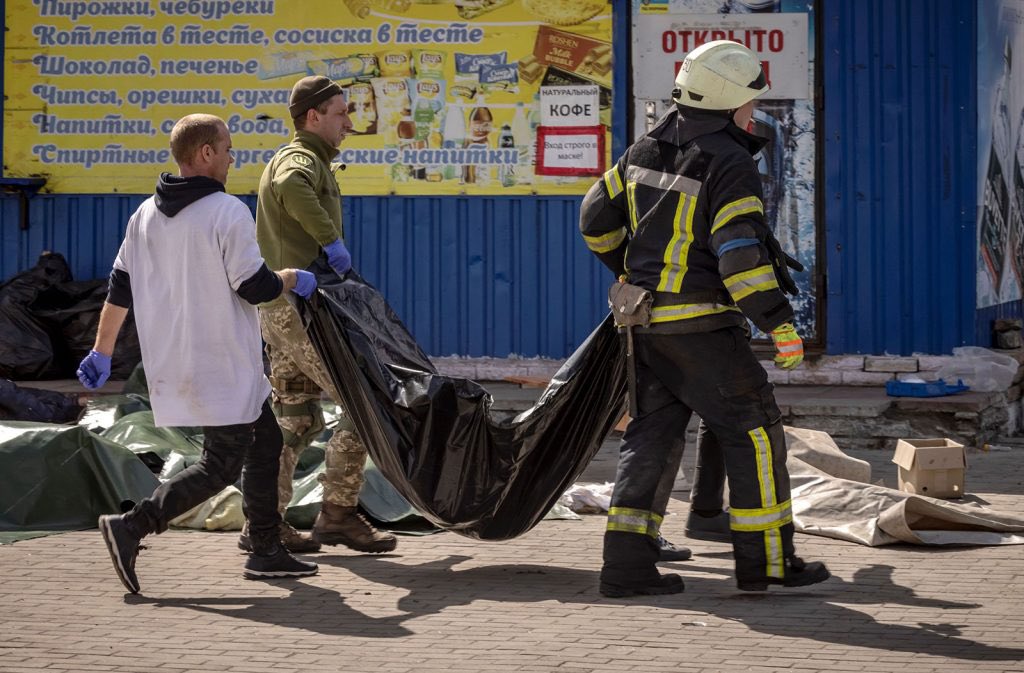 Є вчинки, які не мають прощення. Є злочини, які не мають терміну давності. Два роки тому росіяни розбомбили евакуацію цивільних на вокзалі у Краматорську «Точкою-У». 61 людина загинула. 121 поранена. Черговий страшний епізод антології російських воєнних злочинів. кремлівське…