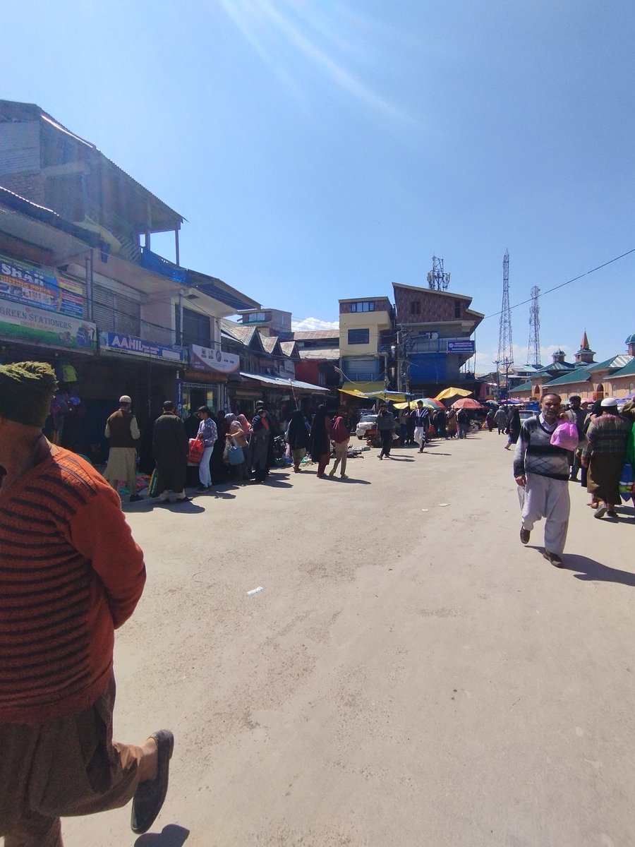 Danishshowkat4's tweet photo. Eid kab hai?
#guesslocation https://t.co/ePb1oKIHZs