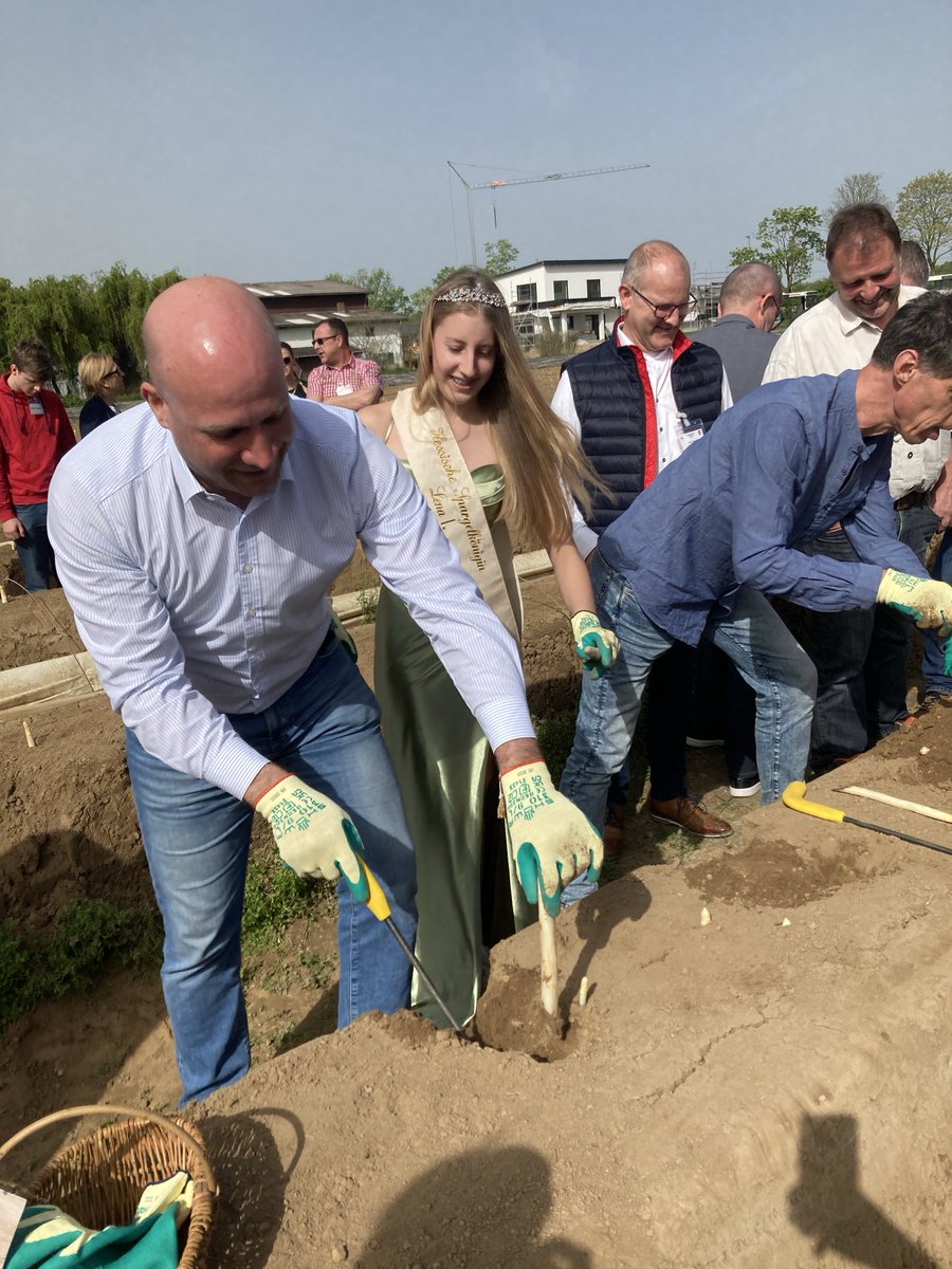 IsaScheuplein's tweet image. Spargelanstich mit Königin und Landwirtschaftsminister in #Zwingenberg