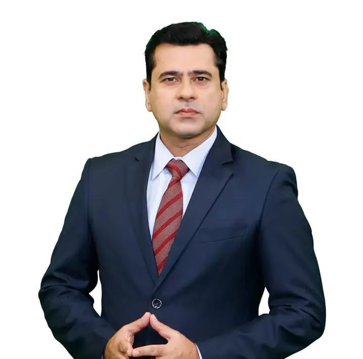 SharafatPTIReal's tweet photo. ہائی الرٹ🚨🚨🚨
عمران ریاض خان کی جان کو شدید خطرہ ہے عمران بھائی کو قتل کرنے کے لیے ٹاسک دے دیا گیاہے،صحافی فہد حسین نے جو انکشاف کیا ہے وہ %💯فیصد درست ہے کس کی کب اور کہاں میٹنگ ہوئی سب تفصیلات معلوم ہیں یاد رکھیئےگا شہید ارشد شریف کو نہ بچانے کا دکھ تو پاکستانی قوم کو زندگی بھر رہے گا۔لیکن یہ قوم اپنے بھائی @ImranRiazKhan کو تم ظالموں سے بچانے کی پوری طاقت رکھتی ہے۔ہم جانتے ہیں کہ چکوال والی زمین کے دائیں بائیں سرکاری لوگوں کے روپ میں کس کے بندے گھوم رہے ہیں سب پر ہماری نظر ہے میری یہ بات اچھی طرح ذہن نشین کرلیں کہ اگر عمران بھائی کو کسی بھی جگہ کسی بھی صوبے میں خراش تک بھی آئی تو اس کی تمام تر ذمےداری @MaryamNSharif مریم نواز اور چند افراد پر عائد ہوگی جنکی تفصیلات وغیرہ سب موجود ہے