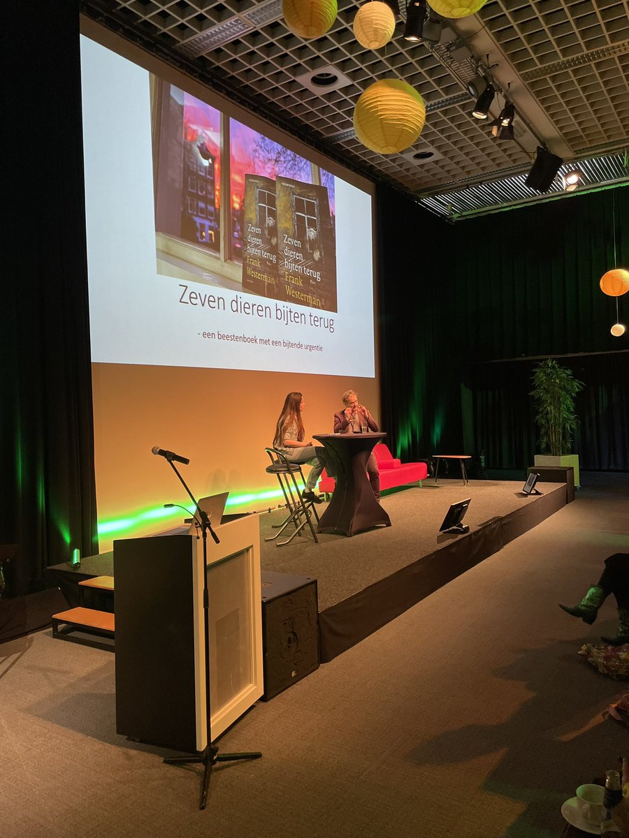 Op de <a href="/Librisnieuws/">Libris</a> Inspiratiedag: <a href="/FrankWesterman9/">@FrankWesterman</a> op het hoofdpodium over ‘Zeven dieren bijten terug’ <a href="/Querido_Facto/">Querido Facto</a>