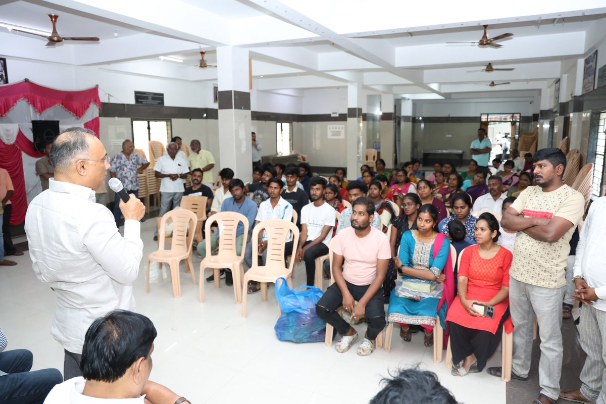 JD(S) leader Srinivas and many JD(S) karyakartas embraced the ideology of the Congress party, our pro-people governance and joined Congress in Binnypet, Gandhinagar Assembly Constituency today.