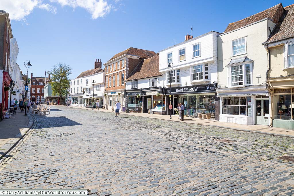 We love places that sit just below the radar. Take #Faversham in #Kent. Heard of it? This delightful market town has plenty of charm & is home to Britain's oldest brewery @ShepherdNeame. Why not discover a little more? #Travel @Visit_Swale #VisitSwale ourworldforyou.com/faversham-a-ch…