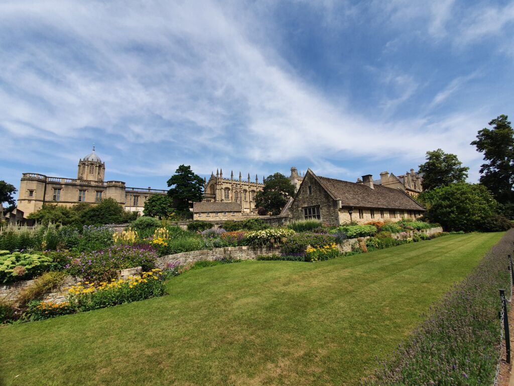 Oxford is a pretty cool city to visit with or without a dog.  Find out about some of the nice things to see here on my post.

rjontour.com/oxford-attract… #oxford #travelblogger #visitbritain