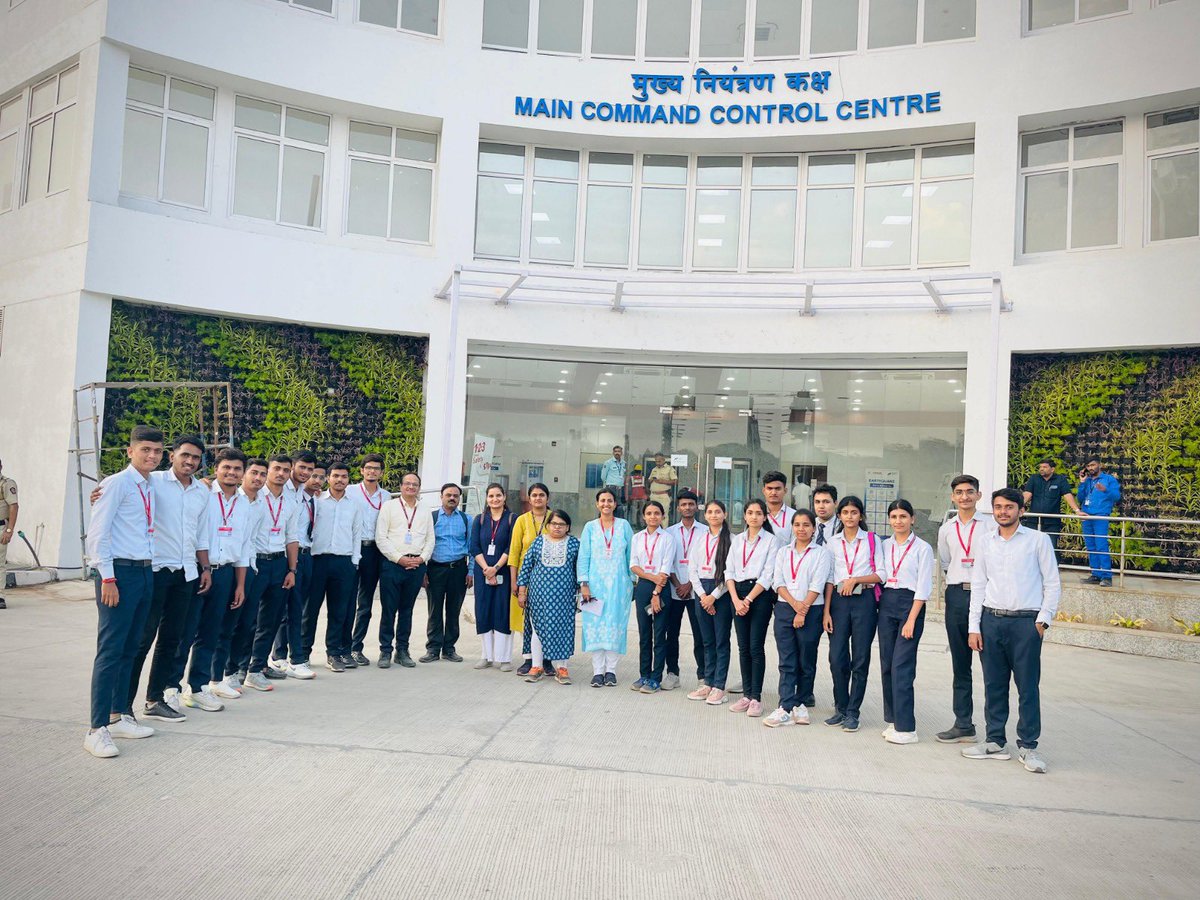 DYPIEMR1's tweet photo. Department of Civil Engineering of Dr D Y Patil Institute of Engineering Management and Research Akurdi Pune has arranged a visit to two prestigious infrastructure projects, "Atal Setu" and "Coastal Road Project" at Mumbai..
#atalsetu, #coastalroad, #dypiemr #dypiu https://t.co/8HWxYt2ImX