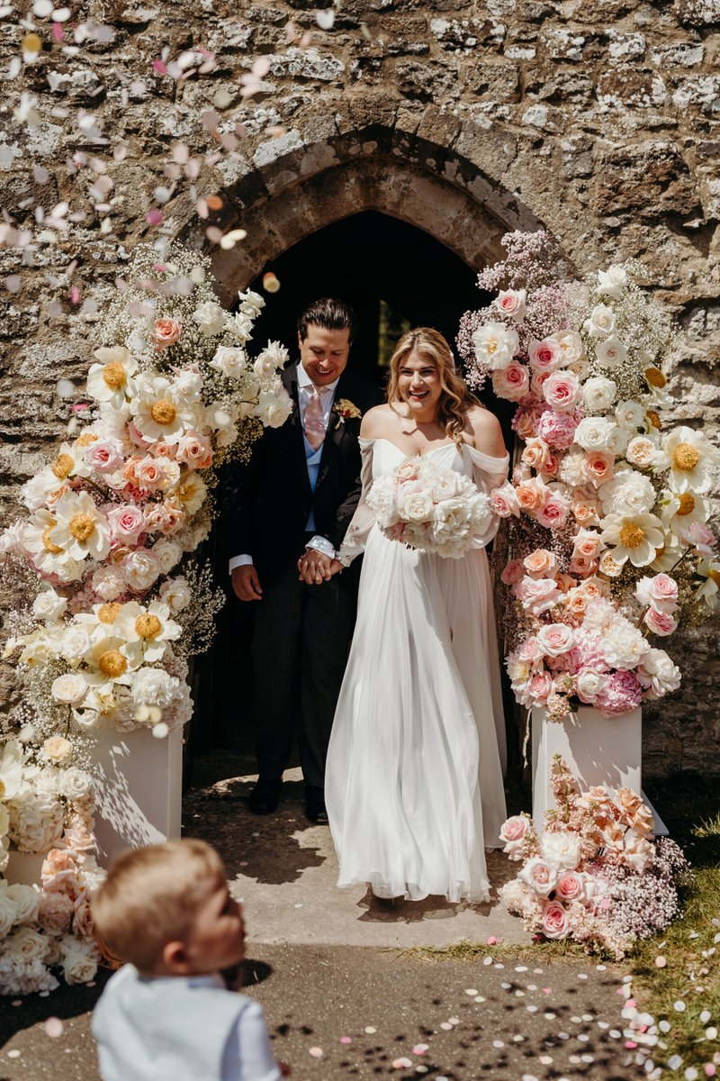 If you’re looking for some beautiful wedding inspiration, allow me to share with you these gorgeous images from Robyn and Edward’s Hampshire wedding, filled with pastel, blousy and romantic blooms, captured by the wonderful Richard Skins Photography 
lovemydress.net/robyn-edward