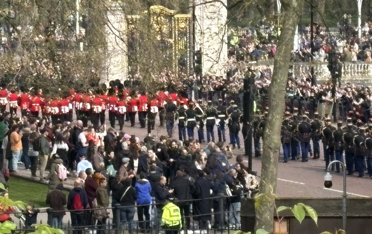 Sound the alarm! French troops marching towards Buckingham Palace!