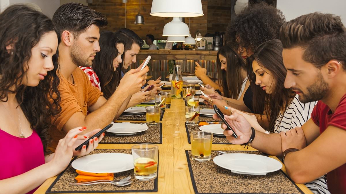 Gen Z are ditching traditional table manners because they're ''irrelevant' - and it means elbows back on the table trib.al/vSdd5vQ