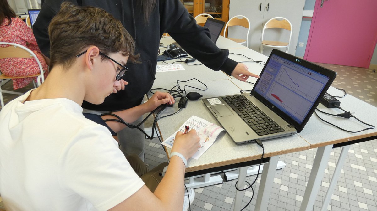 DSDEN_03's tweet photo. @Lycee_Commentry a organisé les 5-6/04 une "journée de la santé" pour mettre en lumière actions de santé développées dans établissements scolaires (écoles, collèges, lycées).
Ateliers avec CM2 : hygiène personnelles, bienfait activités physiques, Non au harcèlement...
@acclermont https://t.co/ZKapJII1wf