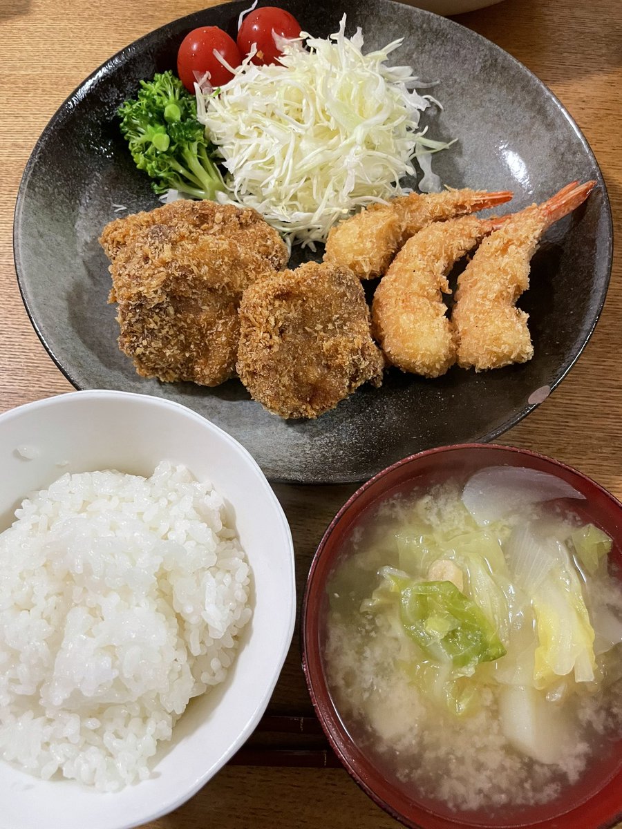 🌿今日のおうちご飯🌿

※ヒレカツ＆エビフライ
※キャベツとじゃがいもの味噌汁