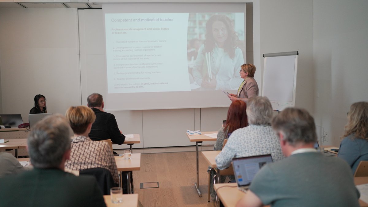 EFEE_EU's tweet image. We continue with a presentation by Liliya Hrynevych focussing on &apos;Competent Motivated Teachers for Ongoing Return&apos;🧑‍🏫, analysing the professional development and social status of teachers in Ukraine🇺🇦 and noting the need for changes in the structure of teacher payment and workload