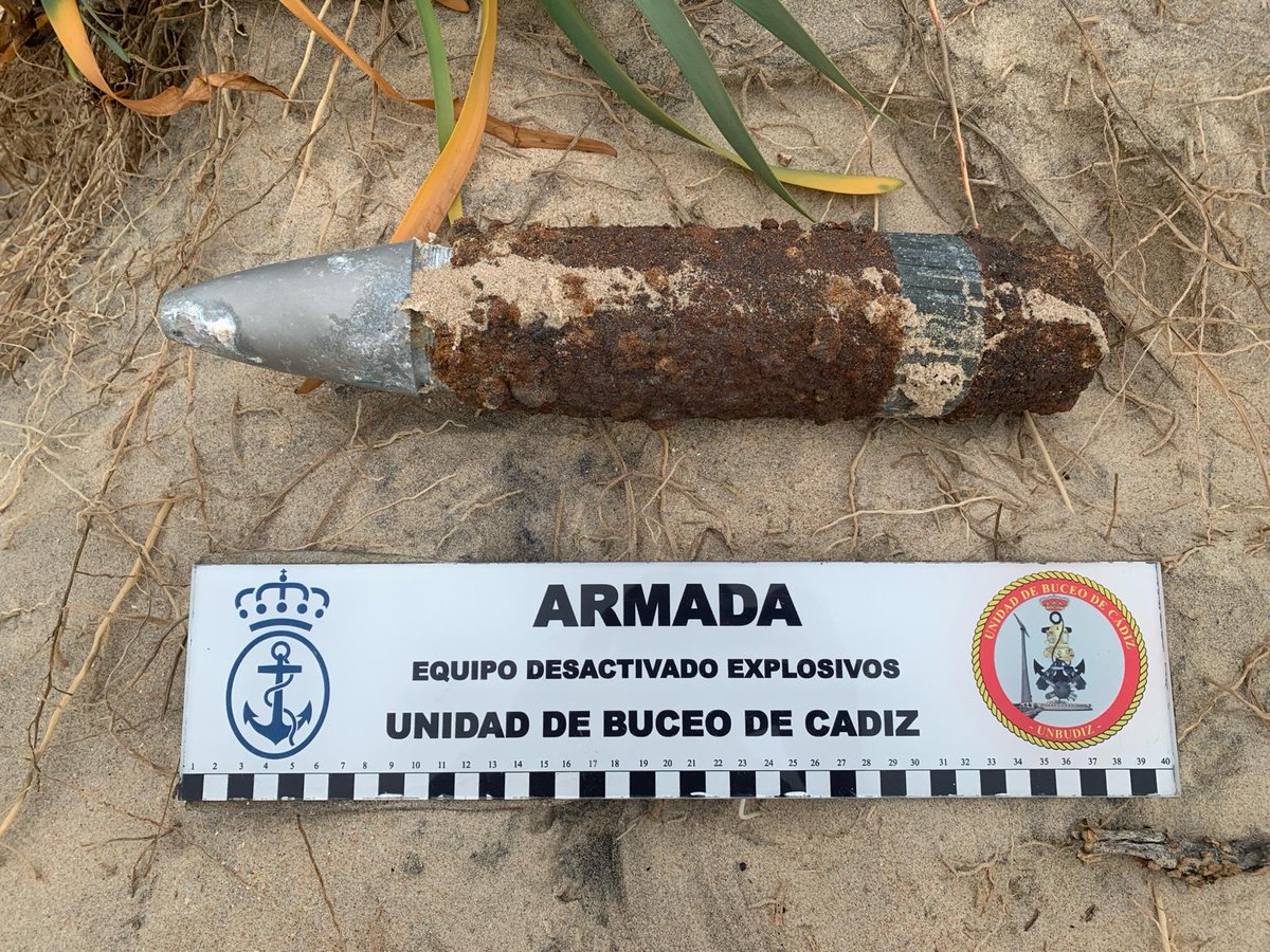 El Equipo de Desactivación de Explosivos de la #UnidadDeBuceo de Cádiz neutraliza un proyectil de 76mm, localizado en la playa de Camposoto, en #SanFernando.

Actuaciones de este tipo son competencia exclusiva de la Armada, en el ámbito submarino y litoral.

#SomosLaArmada🇪🇸⚓️