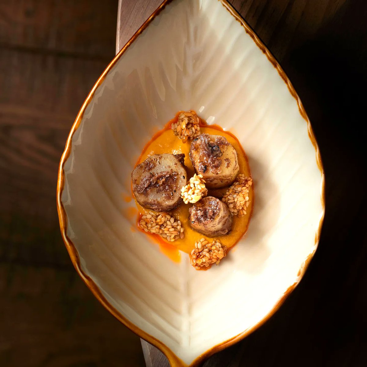 Platos llenos de color, armonía y temporalidad de sus productos.

Plato: Salsifis con crema de rebozuelos, semillas y trufa.

#elinvernaderorestaurante #rodrigodelacalle