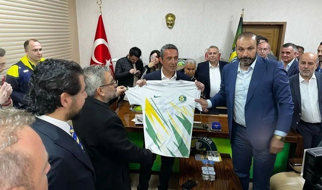 Şanlıurfa'ya gidersek bizden para isteyecekler, orada futbol oynanmıyor! Diyen ve taraftarına Şanlıurfa'ya gitmeyin çağrısı yapan, depremzedelere yapılacak bağışı bile yok sayan Ali Koç'a Şanlıurfaspor forması hediye eden başkan ve yönetim kurulu benim için artık YOK hükmündedir.