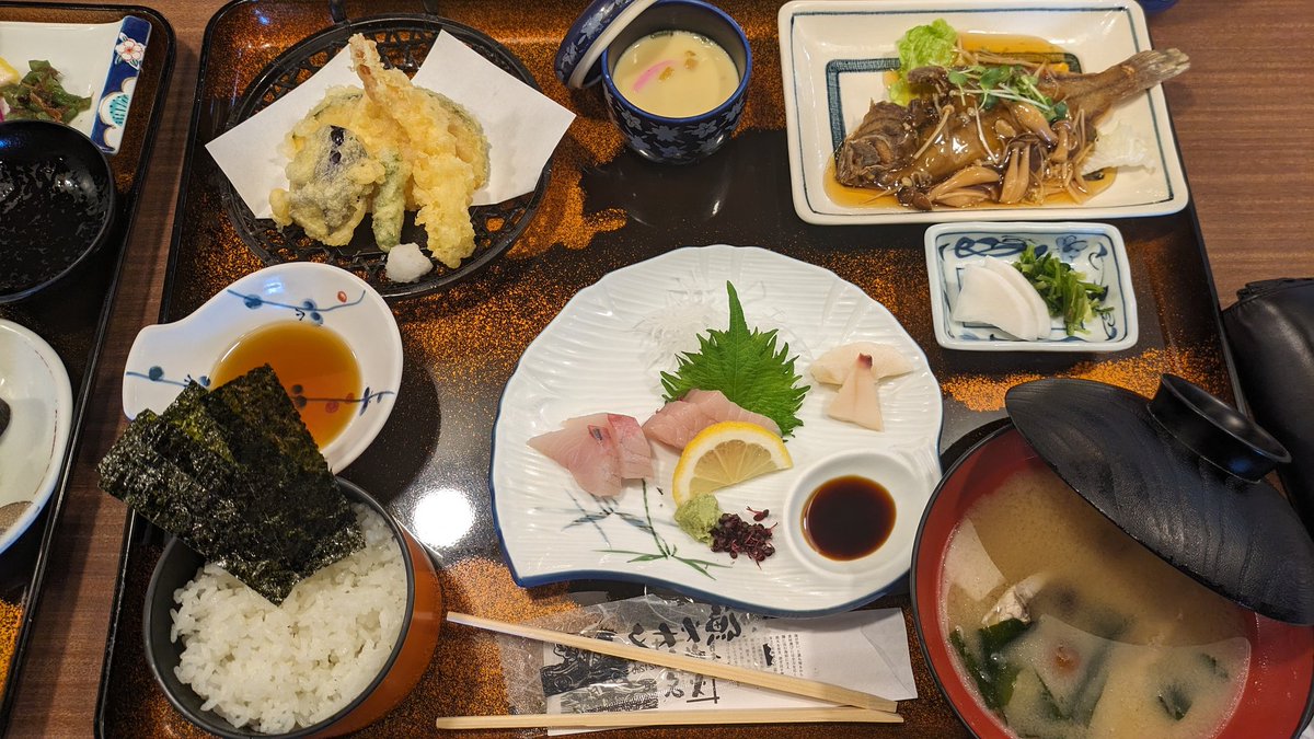いけす料理 漁火大名

今日はここへ食事に
行ってきたのですが、
本当におしゃれで美味しい日本料理を楽しめます😭✨

皆さんもぜひ😳