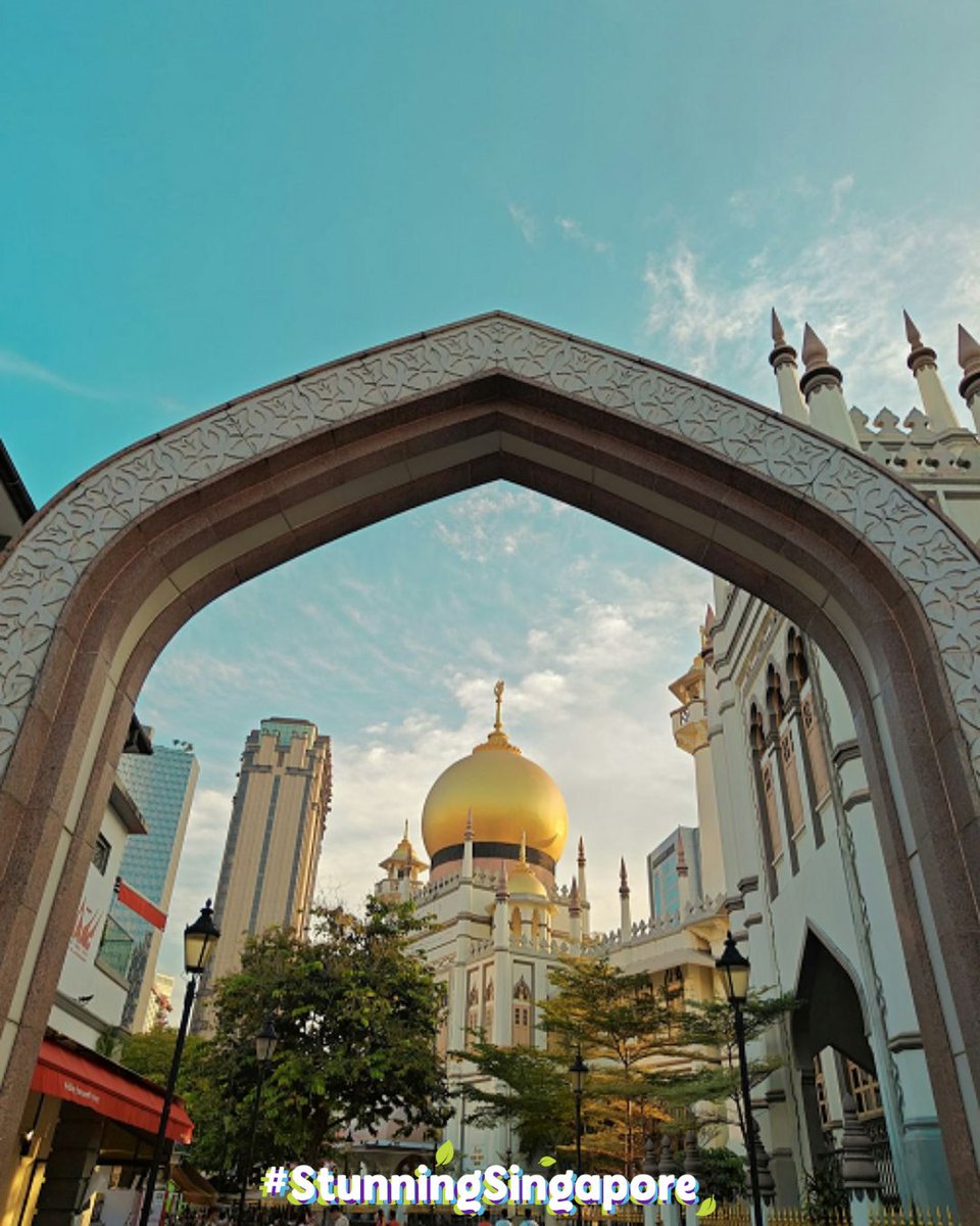 📸 Admiring the gleam of Sultan Mosque's golden dome. Isn't it just beautiful? 💛🕌 #SultanMosque #CulturalGem #StunningSingapore