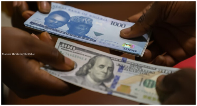 thecableindex's tweet photo. BREAKING: CBN begins sale of dollars to BDCs at N1,101/$1

1. $10,000 FX to be sold to each eligible Bureau De Change (BDC) at N1,101/$

2. All BDCs are allowed to sell to end-users at a margin NOT MORE THAN 1.5% above the purchase rate from CBN.

In other words: 

BDCs are to buy at N1,101
BDCs are to sell at N1,117.52
(1.5% increase)

<CBN>
#TheCableIndex