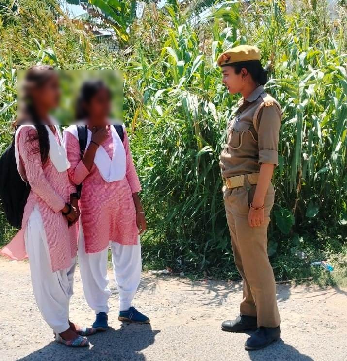 #SP_SDR @prachiIPS के निर्देशन में #MissionShakti के तहत थाना शोहरतगढ़ की महिला बीट पुलिस अधिकारी/शक्ति दीदी द्वारा बालिकाओं को महिला सम्बन्धी अपराध, साइबर क्राइम, सोशल मीडिया व हेल्पलाइन नम्बरों से सम्बन्धित जानकारी देते हुये किया गया जागरूक।
#UPPolice
#siddharthnagpol