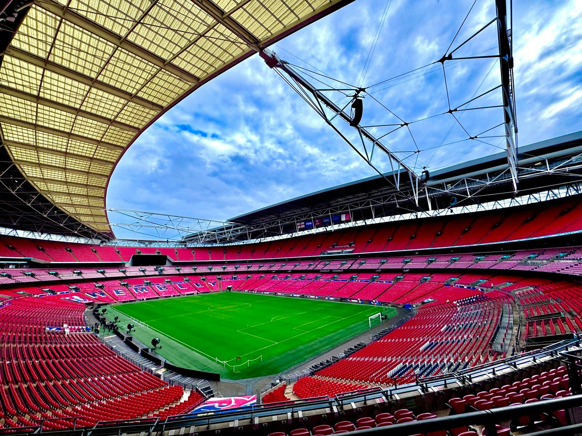 Thank you to the @poshfoundation who supplied tickets for two families with young carers to watch @theposh versus Wycombe Wanders at Wembley. This was also made possible with the support of @efl and @BristolStMotors #YoungCarers #WembleyStadium #Football