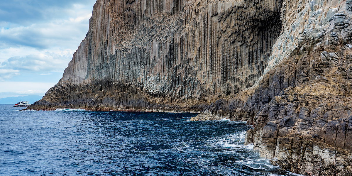 One of the many wonders hidden on the island of #LaGomera is a natural monument of volcanic origin, that can only be seen from the sea ➡️ #LosÓrganosDeLaGomera. It's about 87m high and 191m wide! #Thread 👉bit.ly/3kMInkD #VisitSpain #SpainCoast @canaryislandsEN