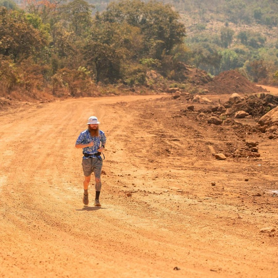 İngiliz gezgin Russ Cook, Afrika'da 352 günde 16 bin kilometre yol kat ederek kıtayı boydan boya koştu.