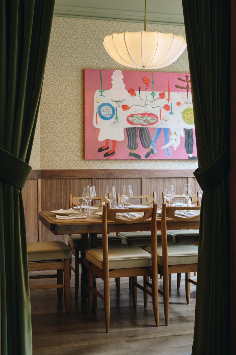 Find a comfy nook in Lita's private dining room. The thoughtfully designed space seats 8, and has a custom-made vitrine with a curated selection of Mediterranean wine, floral wallpaper and wall sconces. Read more here: b3designers.co.uk/portfolio/proj…

#B3Designers #HospitalityDesign