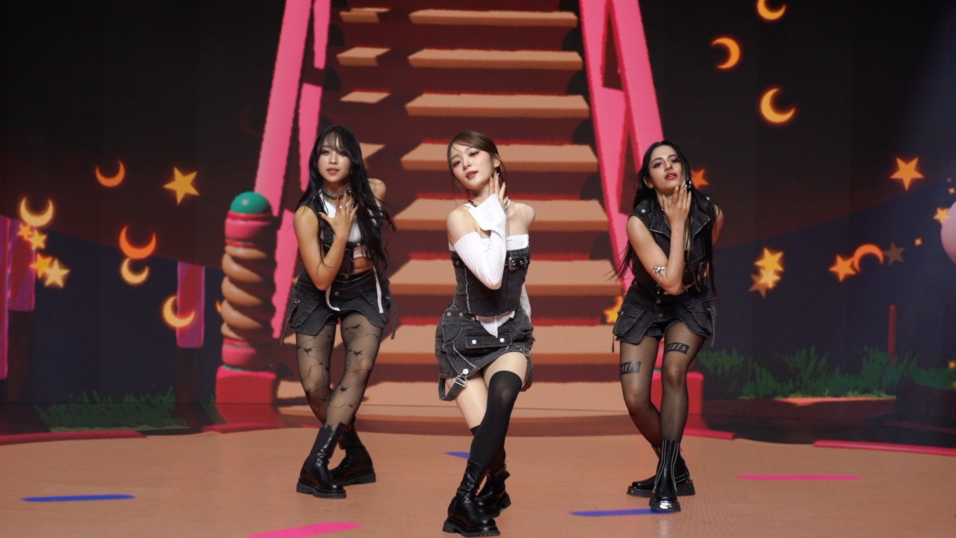 GKonAMkaIAED5uH?format=jpg&name=large