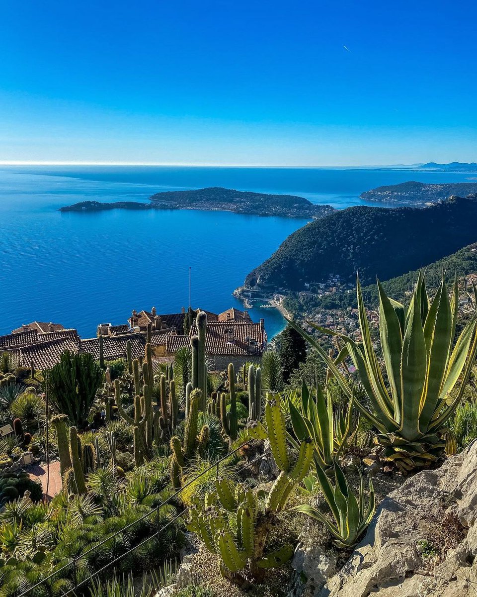 🇫🇷Le mois d’Avril commence en beauté depuis le Jardin Exotique d’Eze ! 🤩💙🌵 . . . 🇬🇧April starts in beauty from the Jardin Exotique of Eze ! 🤩💙🌵 . . . 📸beautiful_frenchriviera (IG) #Eze #Ezevillage #CotedAzurFrance #ExploreNiceCotedAzur