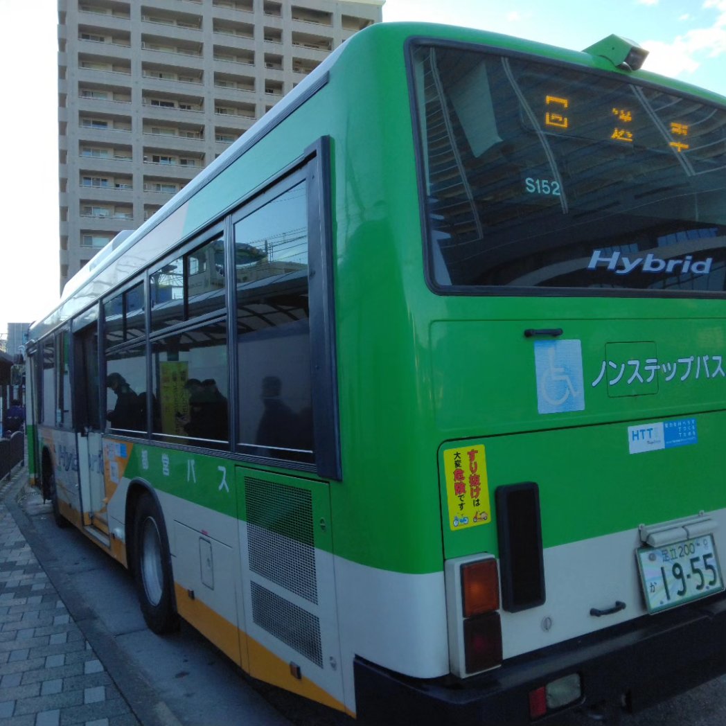 東武バスと都営バスの日野ハイブリッド車。バスも新車により古いタイプのバスを置き換えていますが、日野ハイブリッド車も新車により数を減らしつつあります。いつまで走るのか気になりますが、仕方ない事だと思います。