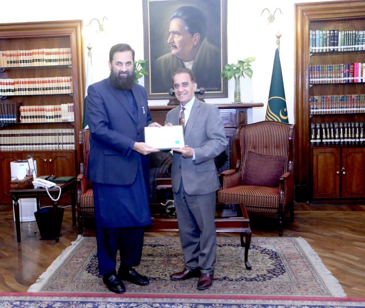 گورنر پنجاب محمد بلیغ الرحمن سے سی ای او فلیٹیز ہوٹل ارشاد بی انجم کی ملاقات۔
گورنر پنجاب نے ارشاد بی انجم کو ذاتی محنت سے معاشرے میں اعلیٰ مقام حاصل کر کے دوسروں کیلئے مشعل راہ بننے پر تعریفی سند سے نوازا۔

<a href="/MBalighurRehman/">M Baligh Ur Rehman</a>