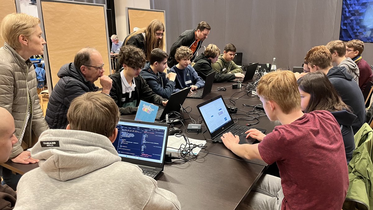 ANZEIGE | Soeben hat die #JavaLand4Kids mit 50 Schulkindern aus Brühl und Sankt Augustin begonnen. Wir bieten Workshops zu Lego Wedo/Mindstorm, Calliope Mini, Programmieren mit Microbits oder Python. 

Wir danken der @rewedigital für das Sponsoring der An- und Abreise der Kids.