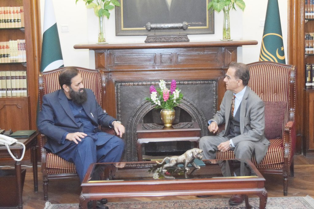 مسلسل محنت سے کامیابی کی سیڑھی چڑھنے والے ارشاد انجم نوجوانوں کیلئے مشعل راہ ہیں، گورنر پنجاب
ارشاد انجم کی کامیابی میں والدین کی دعائیں شاملِ ہیں ۔ وہ آج بھی اپنے 101 سالہ والد کی مکمل خدمت اور دیکھ بھال خود کرتے ہیں، محمد بلیغ الرحمن