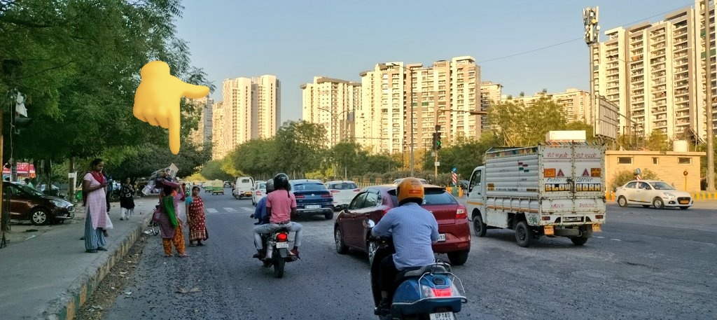 arpbks's tweet photo. People need to be educated for crossing the road by #FootOverBridge from @noidatraffic #Shopkeeprs #TrafficVolunteers
Use of it may reduce accidents and जाम।
@Noida7x
@dcptrafficnoida
@vikramsethi1974
@RavanMahapandit
@Shreya28573403
@nisharai_ggc
@anjalisachdeva9 https://t.co/t8vvwp0YHT