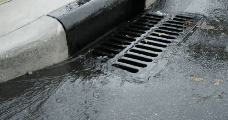 With the heavy rains being experience many stormwater drains are blocked 🚫. Let's keep stormwater drains clear ensure no litter, soil & any type of waste to be disposed inside.@CityofJoburgZA @MyJRA #RoadSafety #ArriveAlive