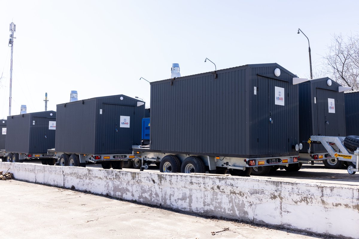 .@USAID delivered 30 mobile boiler houses to @KyivTeploEnergo to enable the utility to provide heat to homes, schools, and hospitals, even during emergencies caused by Russia’s attacks.