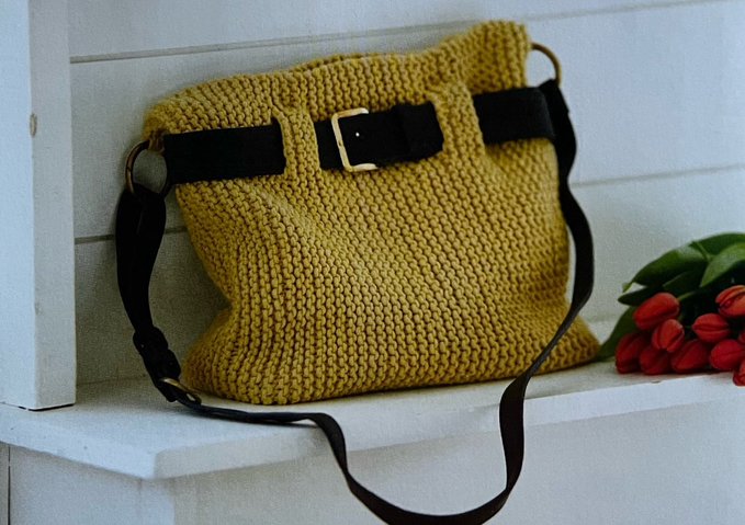 Easy Knitted Belt Bag Pattern 💛 Threaded belt bag adds a touch of elegance, you could even make a multicoloured yarn belt instead. Made with chunky yarn, this is a quick make and a lovely gift or something to make for yourself 😊 Link below #MHHSBD #craftbizparty #elevenseshour