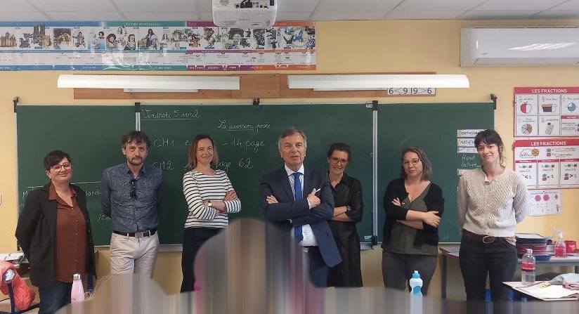 Visite de l’école maternelle et élémentaire de Saint Laurent du Pape. Remise d’un chèque pour le projet CNR en présence de M.Aumage, Dasen et Mme Lavallée, IEN de circonscription. <a href="/CircoPrivas/">Circonscription Privas Lamastre</a> <a href="/ThiAumage/">Thierry AUMAGE</a>