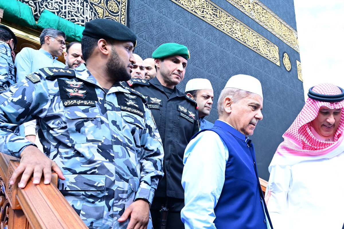 PmlnDiplomacy's tweet photo. 🕋: The Prime Minister of Pakistan, Muhammad Shehbaz Sharif, entered the K’abah this morning!

سُبْحَانَ ٱللَّٰه

29 Ramadan 1445 https://t.co/ltHRXqJfx4