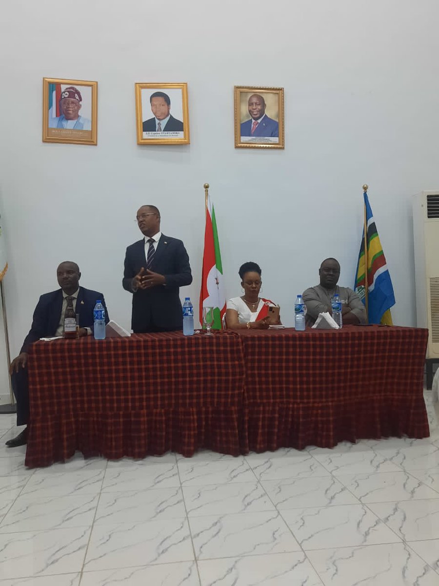 1/3. Autour de S.E Amb.du Burundi au #Nigéria Hon. Edouard NDUWIMANA <a href="/HonEdouard/">Nduwimana Edouard</a>,06/04/ 2024, les Burundais vivant au Nigéria se sont joints à tout le peuple burundais pour commémorer le 30ième anniversaire de l'assassinat du Président NTARYAMIRA Cyprien. <a href="/NtareHouse/">Ntare Rushatsi House</a> <a href="/MAEBurundi/">MAEIRCD</a>