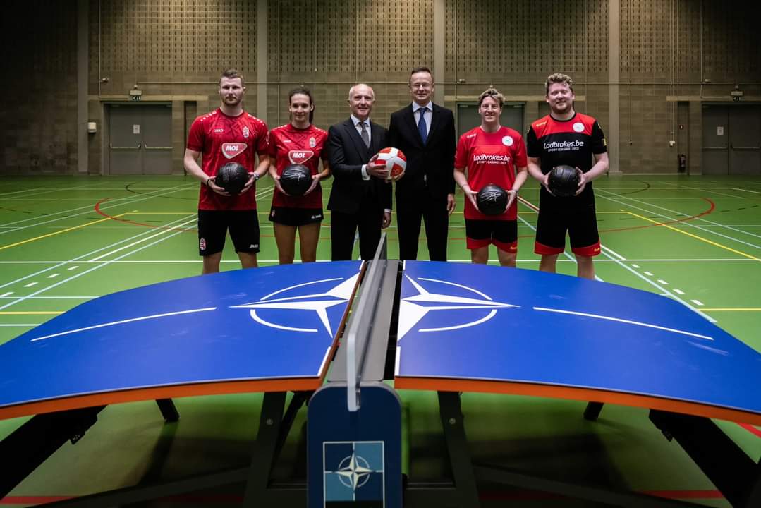 On April 4 FM Péter Szijjártó handed over a #Teqball table to #NATO on the occasion of the 75th anniversary of the Alliance and also the 25th anniversary of 🇭🇺membership. We hope that the NATO community will enjoy the HU innovation! #StrongerTogether #WeAreNATO #NATO75