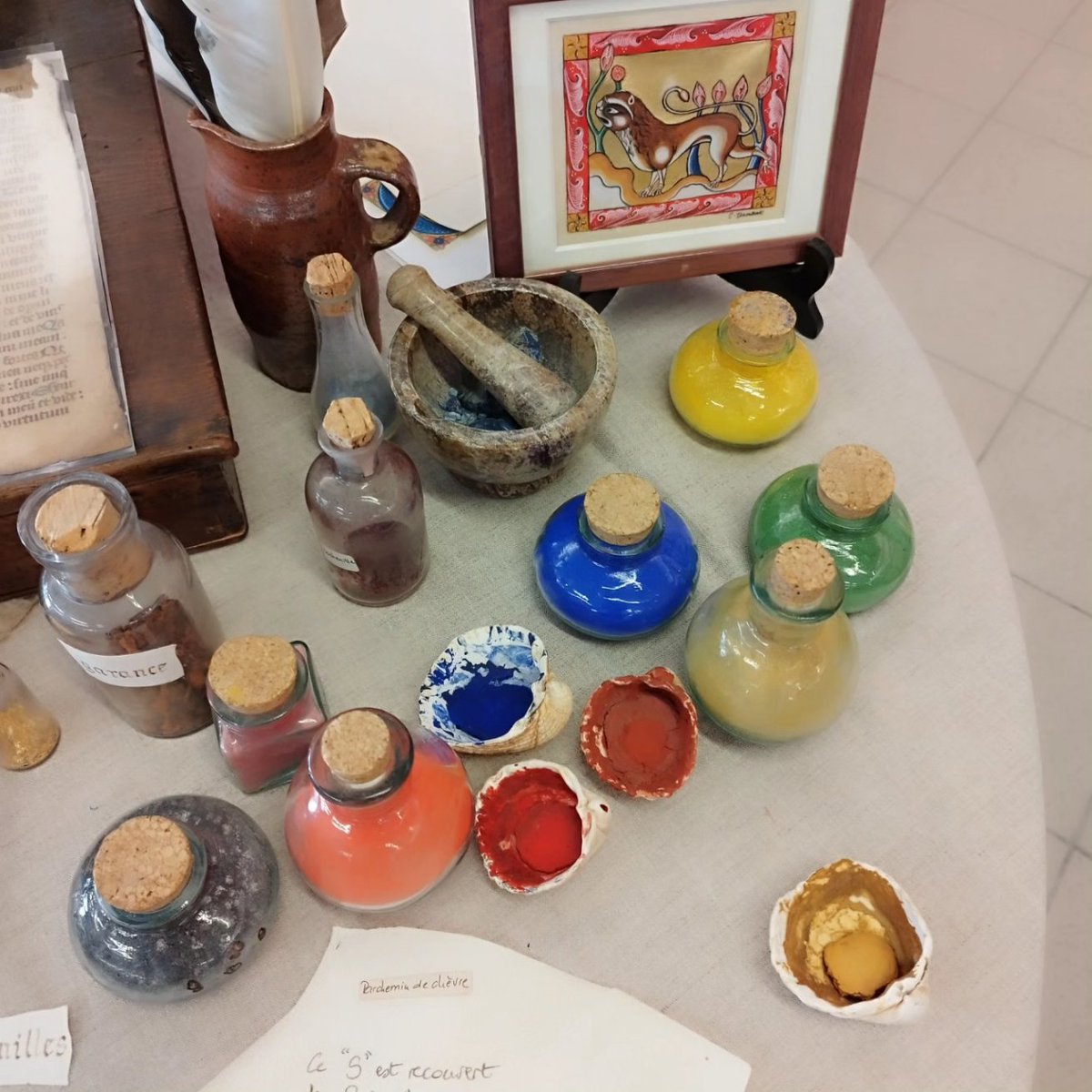 //Ateliers enluminures// 📜🪶 avec Cécile Izambert et Le Moment Librairie. 2 classes de 5e. Moyen Âge : parchemin, vélin, pigments, calames, copistes. #passculture #pratiqueartistique #enluminures