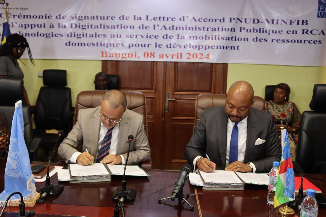 Signing of agreement b/w Min Finance &amp; UNDP to boost domestic resource mobilization through digitalization.
This catalytic support will allow CAR Gov 🇨🇫 to mobilize between XAF  40-50 Billion in internal revenue, by digitalizing land management &amp; other key functions