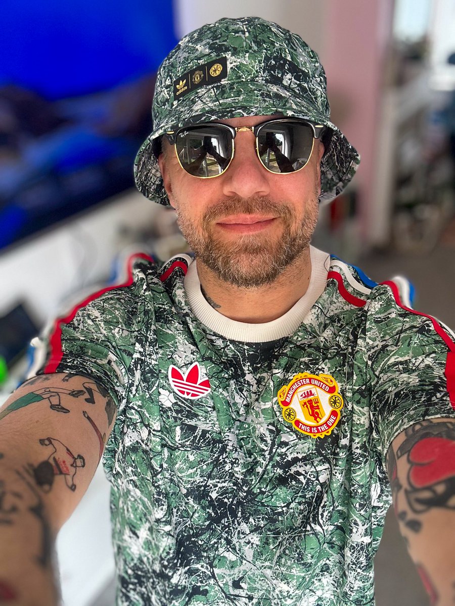 DLLMUFC's tweet image. Come downstairs looking pretty fly for a white guy 😎
…..
Got sent back up to change, sharpish. 😢

Wife is a spoilsport 🤣

YANITED YANITED YANITED 🔴🥚⚫️
#stoneroses #adidas #thestoneroses #ianbrown #manchesterunited #mufc #manutd #munliv #unitedforthefans